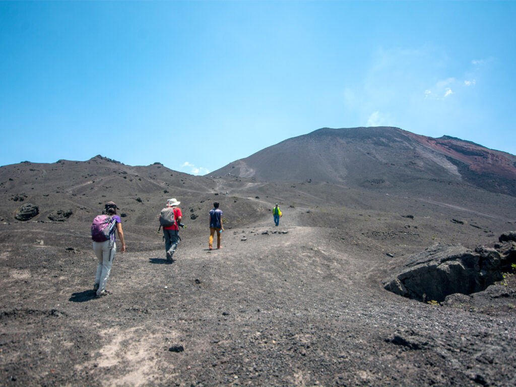 Expedición geológica al volcán Pacaya: ascenso, tectónica y lavas basálticas.